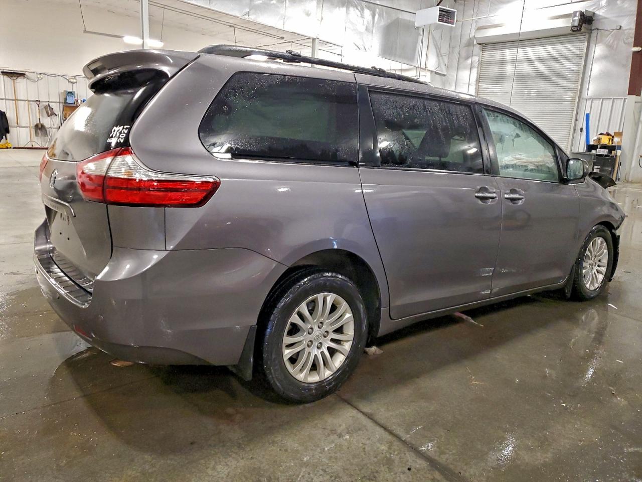 Toyota Sienna Xle Image 2