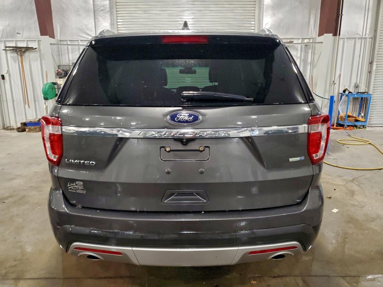 Ford Explorer Limited Image 3