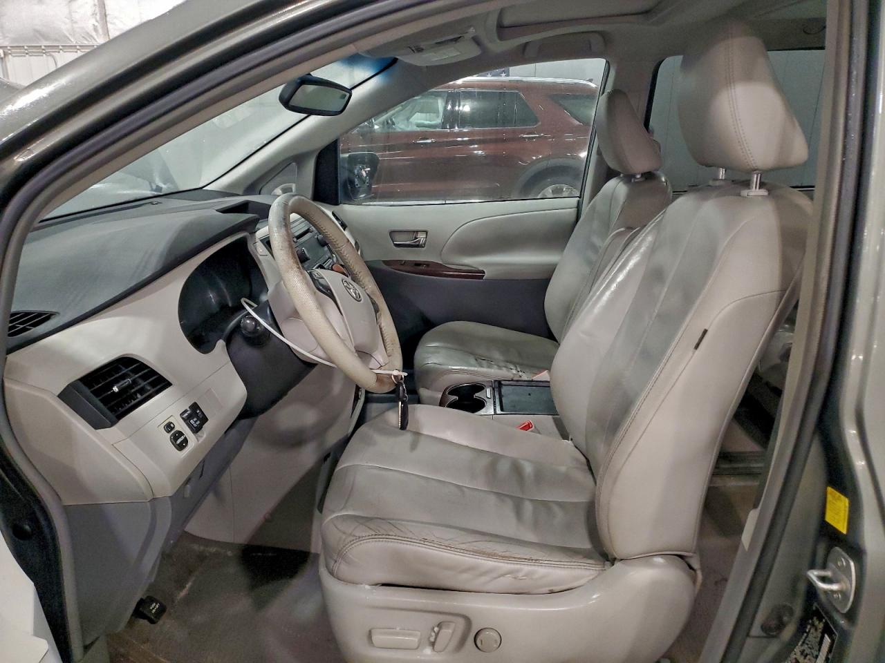 Toyota Sienna Xle Image 4
