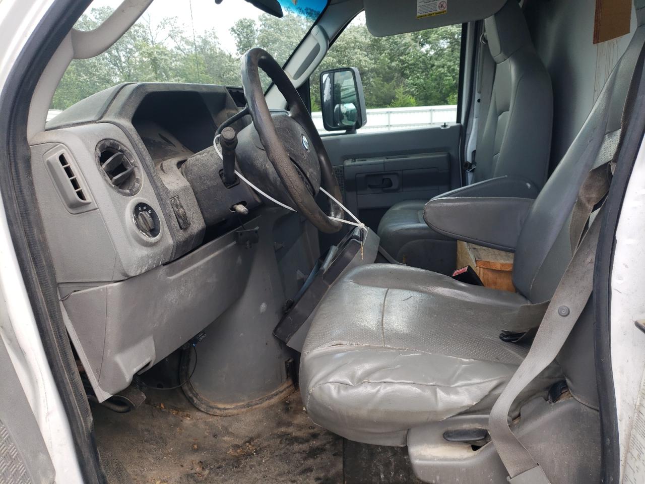 Ford Econoline E350 Super Duty Cutaway Van Image 7