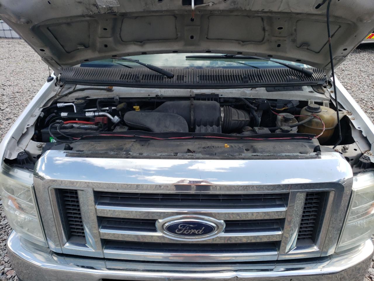 Ford Econoline E350 Super Duty Cutaway Van Image 11