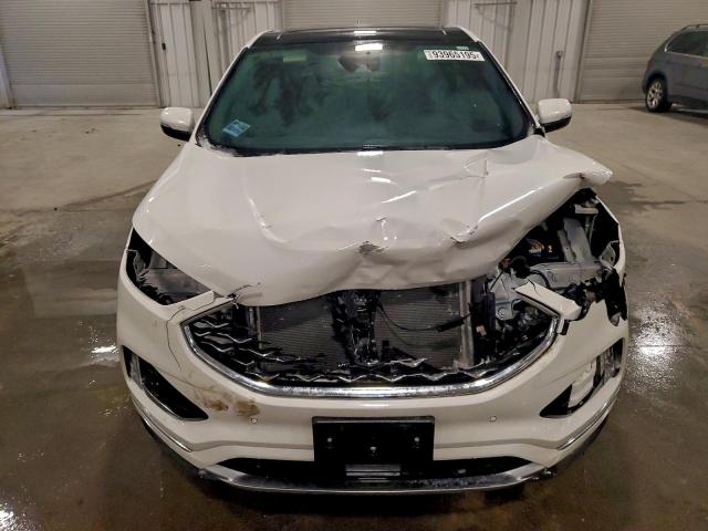 Ford Edge Titanium Image 3