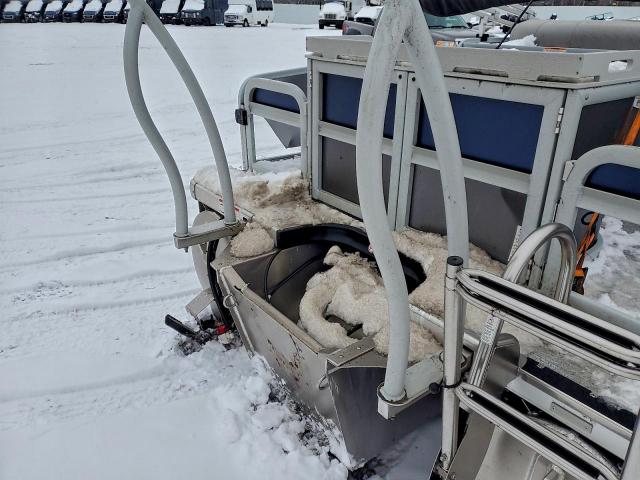 Premier Pontoon Image 9