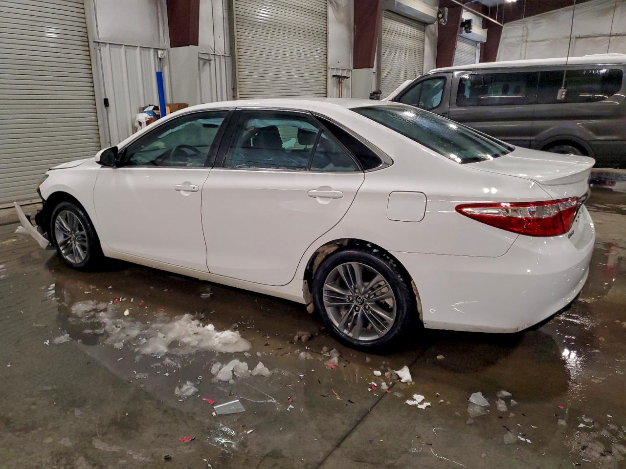 Toyota Camry Le Image 2