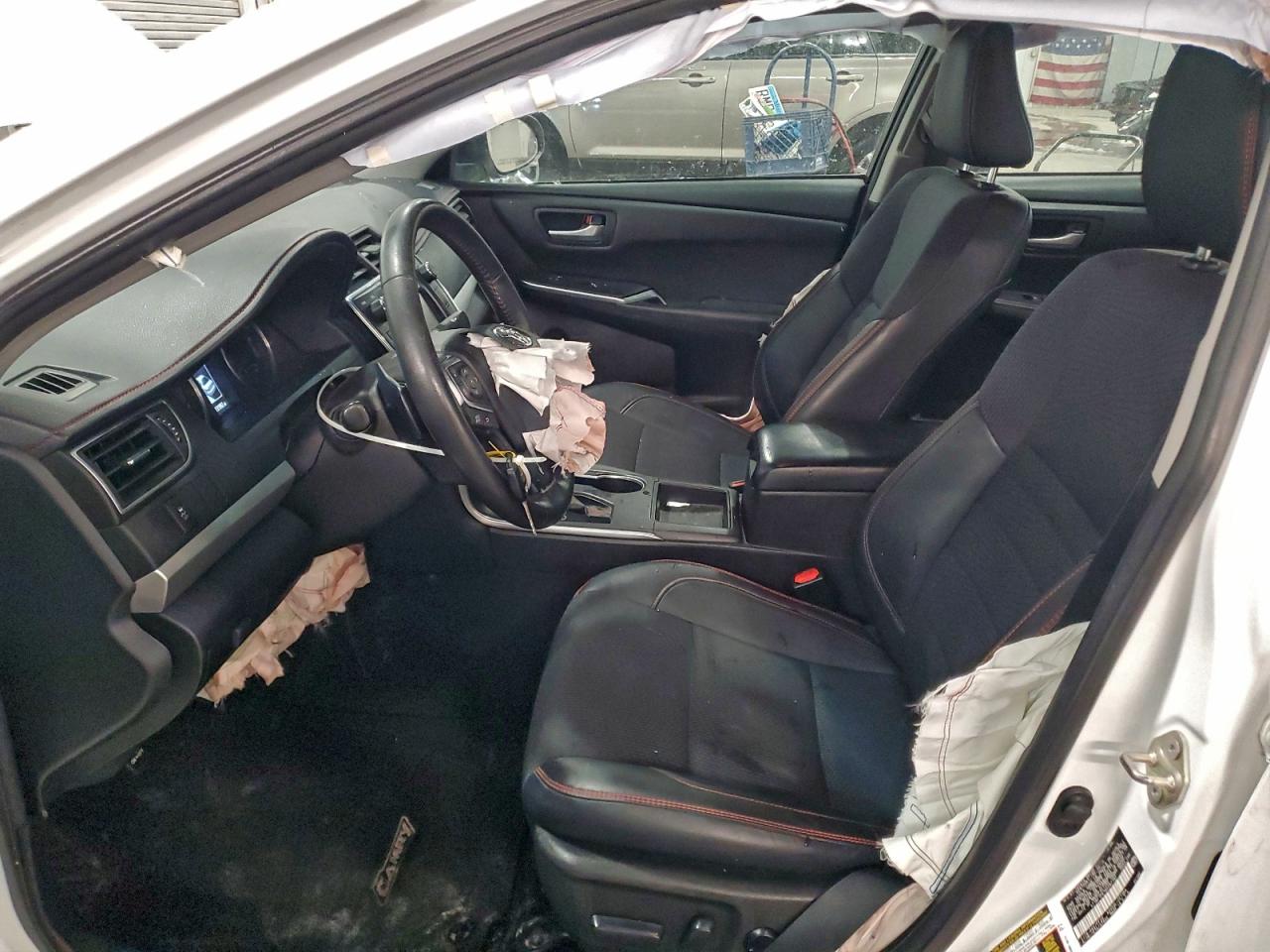 Toyota Camry Le Image 8