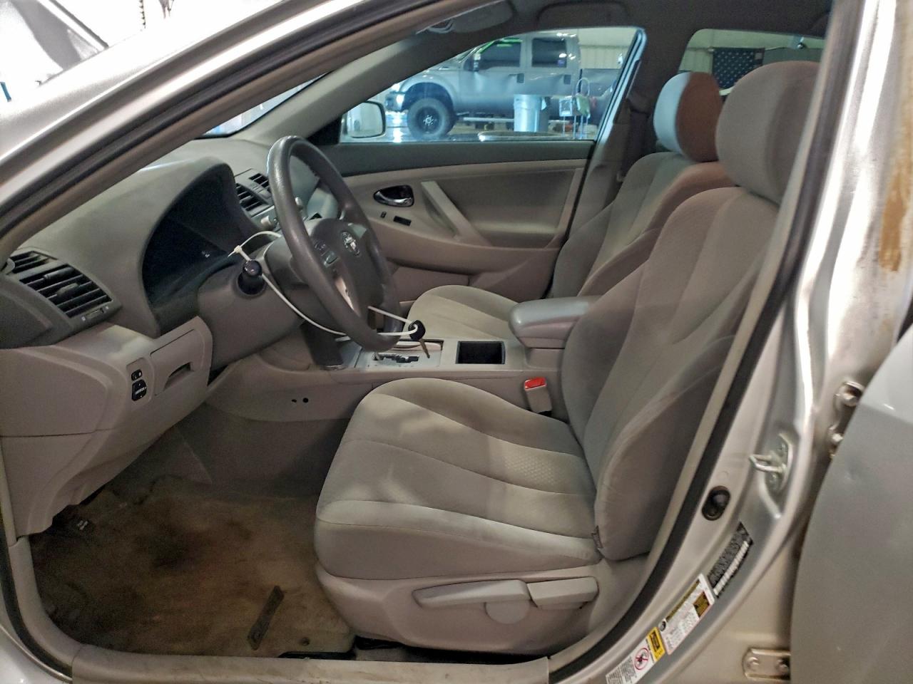 Toyota Camry Base Image 7