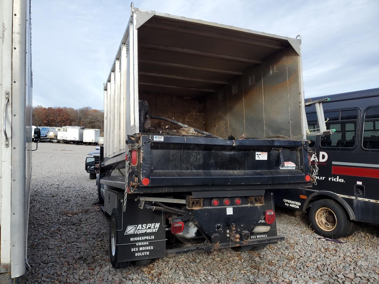 Ford F-550 Super Duty Image 11