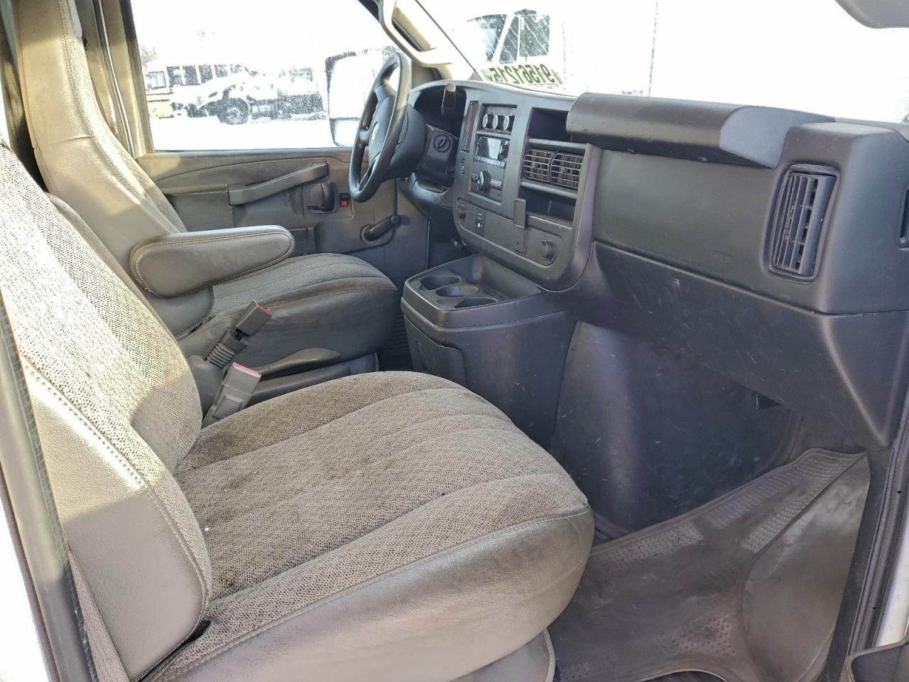 Chevrolet Express Image 9