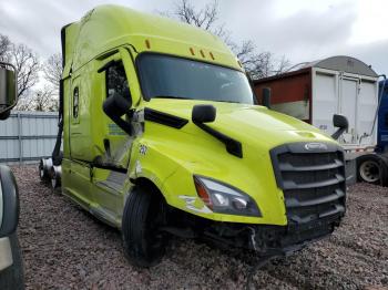  Salvage Freightliner Cascadia 1